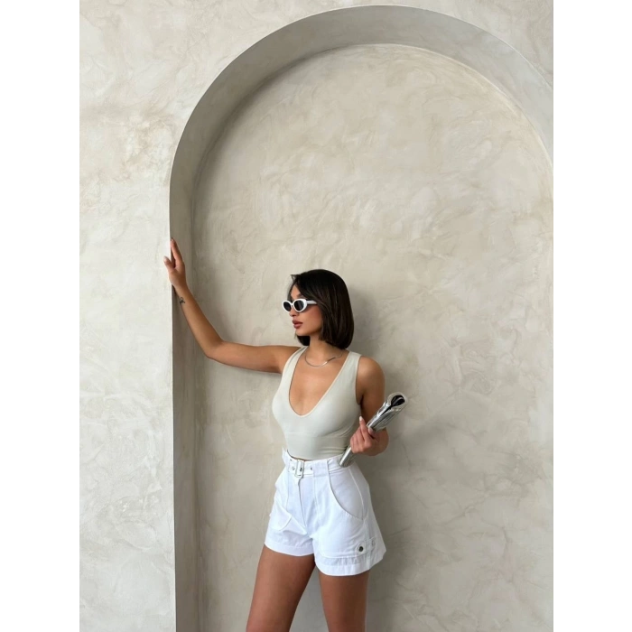 Kemer Detaylı Gabardin Şort Beyaz