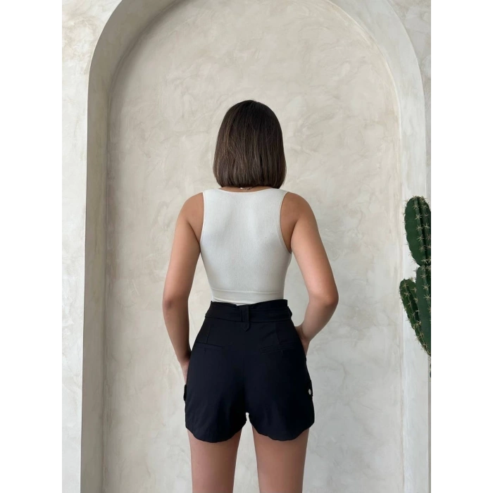 Kemer Detaylı Gabardin Şort Siyah
